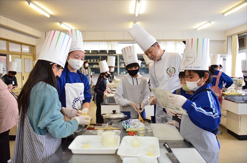 子どもたちが料理をしている様子