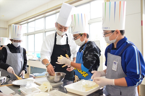 子どもたちが料理をしている様子