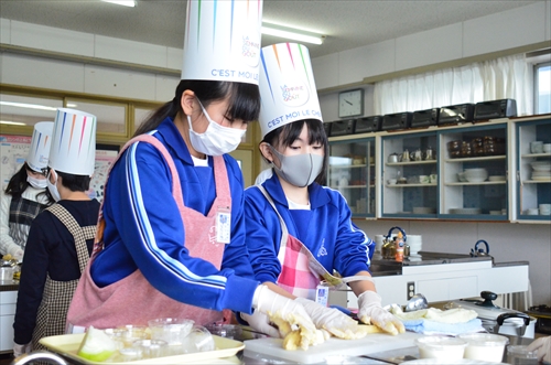 子どもたちが料理をしている様子