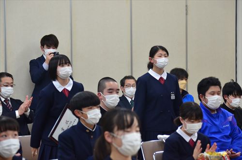 2人の学生が起立している様子