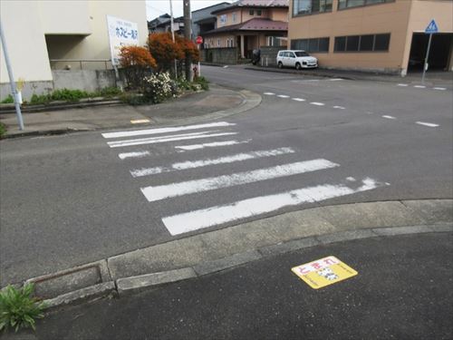 ストップマークが設置された横断歩道の写真