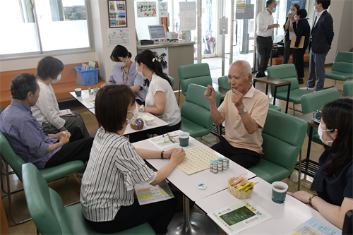 職員と高齢者が話し合っている様子