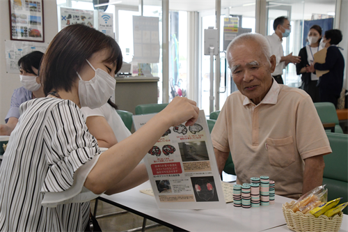 職員が高齢者に講話を行っている様子