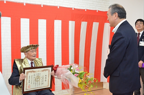 主濱市長と小林秀司さんが向き合っている様子