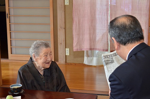 大森ナミさんと主濱市長が会話をしている様子