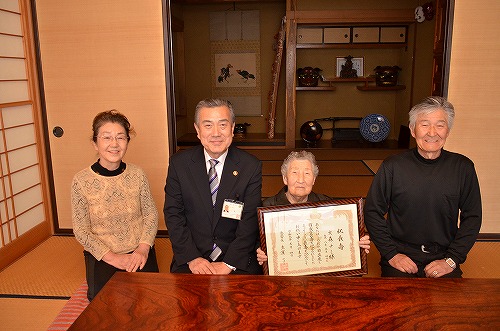 大森ナミさんと主濱市長らの集合写真