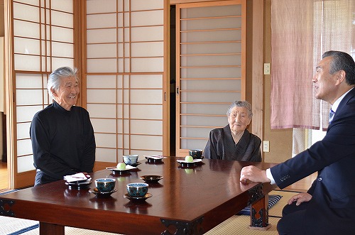 男性と主濱市長が会話をしている様子