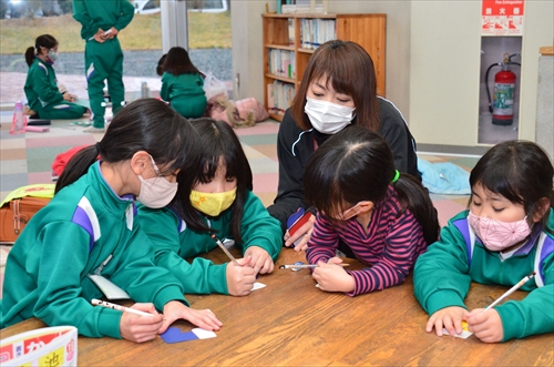 子どもたちが紙に書き込みをしている様子