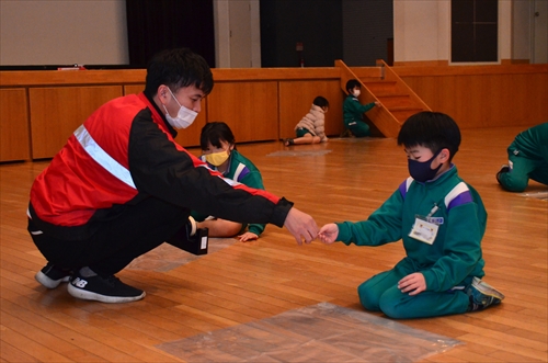 ビニール袋を前に子どもが座っている様子