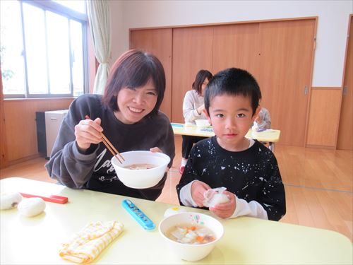 料理を食べているときの親子で写真