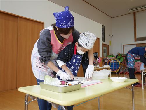 親子で野菜を切っている様子