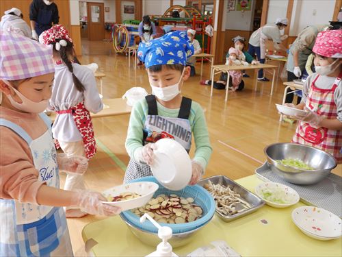 子どもたちが切った野菜をザルに移している様子