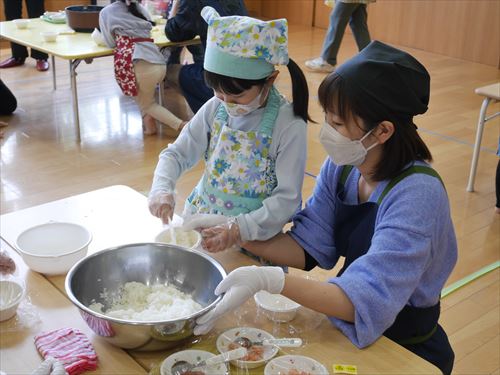 親子でおにぎりを作っている様子