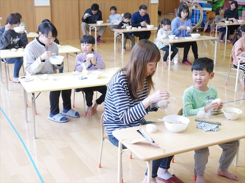 親子たちが料理を食べている様子