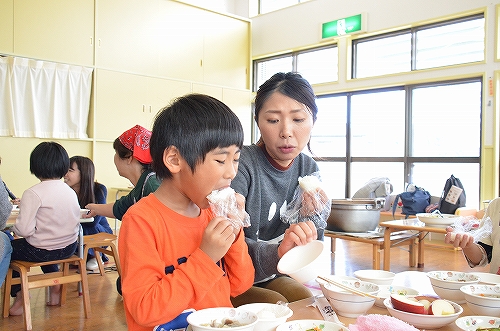 親子で料理を食べている様子