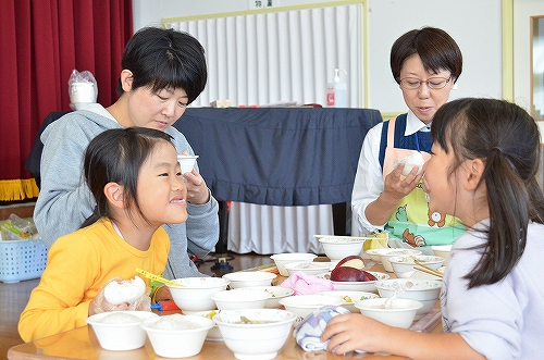 親子で料理を食べている様子