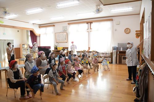 親子たちが椅子に座り話を聞いている様子