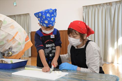 親子で野菜を切っている様子