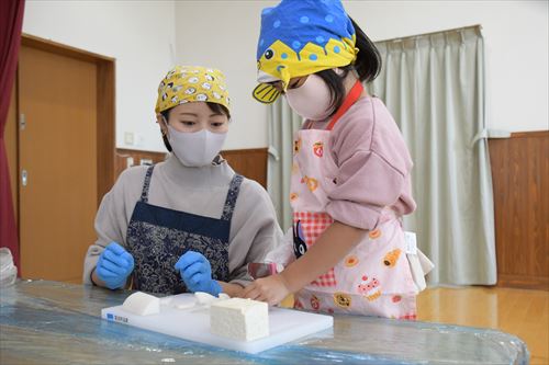 親子で野菜を切っている様子