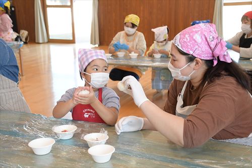 親子でおにぎりをしている様子