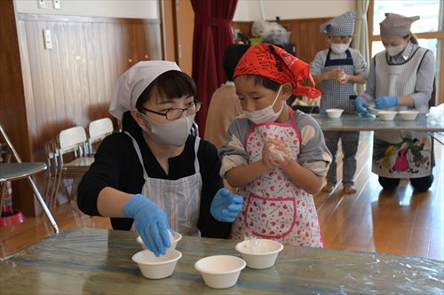 親子でおにぎりをしている様子