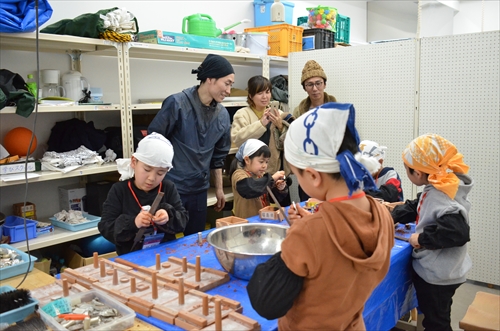 子どもたちがバンダナを巻き、作業をしている様子