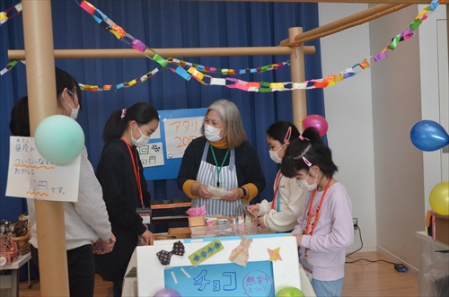 子どもたちがチョコ作りを体験している様子