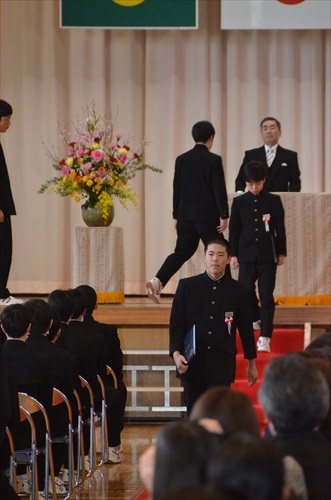 コロナで異例、滝沢中学校での卒業式の様子2 卒業証書授与