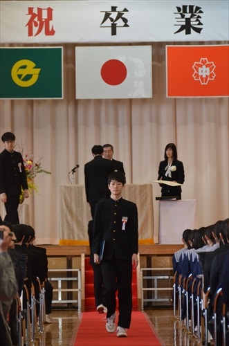 コロナで異例、滝沢中学校での卒業式の様子3 卒業証書授与