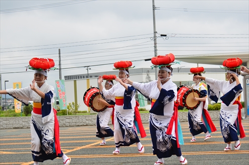 滝沢市さんさ踊り保存会の皆さんが市役所駐車場でさんさ踊りを披露する様子5