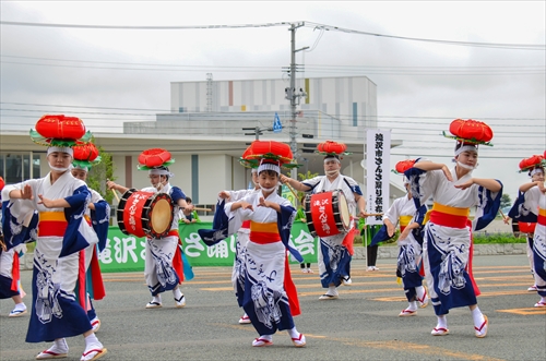 滝沢市さんさ踊り保存会の皆さんが市役所駐車場でさんさ踊りを披露する様子3