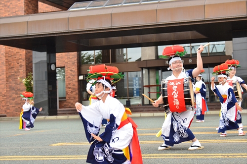 滝沢市さんさ踊り保存会の皆さんが市役所駐車場でさんさ踊りを披露する様子4