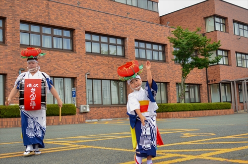 滝沢市さんさ踊り保存会の皆さんが市役所駐車場でさんさ踊りを披露する様子2