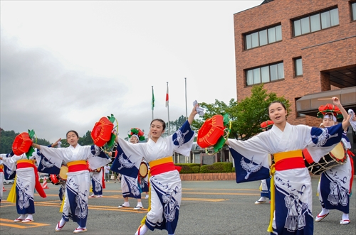 滝沢市さんさ踊り保存会の皆さんが市役所駐車場でさんさ踊りを披露する様子1