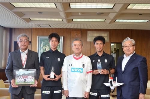 プロサッカーチーム「いわてグルージャ盛岡」の皆さんと主濱市長らの記念撮影。真ん中の市長を挟んで左に嫁阪選手、右に石井選手。