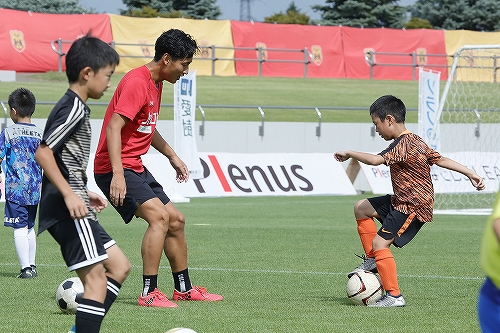 なでしこジャパンといわてグルージャ盛岡の選手によるサッカー教室、小学生が選手にサッカーを教わる様子