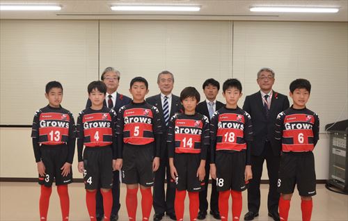 小学生サッカーチームFC Growsと主濱市長の記念撮影