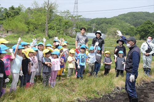 駿河正典さんから植え方を教わっている園児たち1