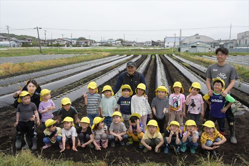 園児と関係者らで記念撮影1