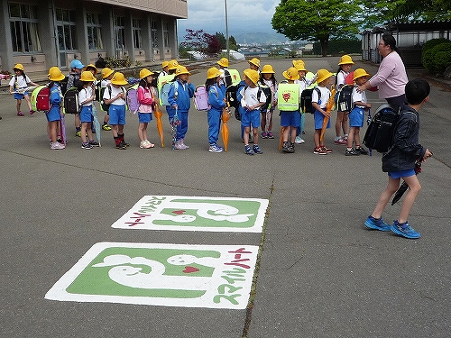 小学生と塗り直しされたシンボル・マーク