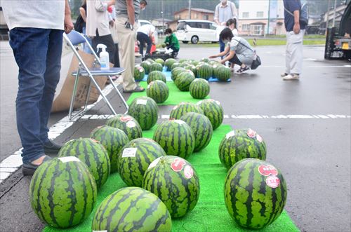 滝沢スイカまつりの様子1