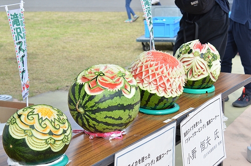 美しい彫刻を施されたスイカ