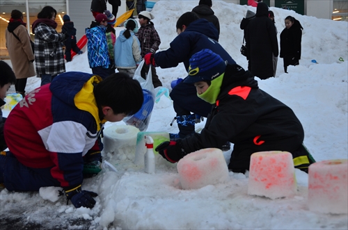 子どもたちが雪灯籠を作成する様子1