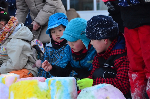 子どもたちが雪灯籠を作成する様子2