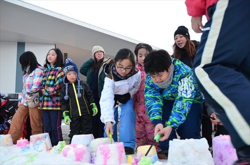 子どもたちが雪灯籠に火を灯す様子2