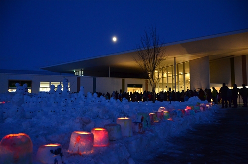 雪だるまと雪灯篭が並び、幻想的な情景