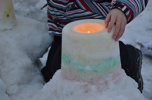 火が灯された雪灯籠