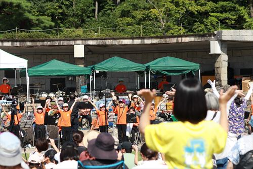 観客が一緒に踊れる振り付けがある演奏