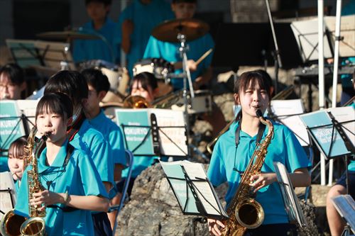 演奏する学生3