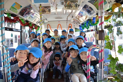 装飾したバス車内で記念撮影